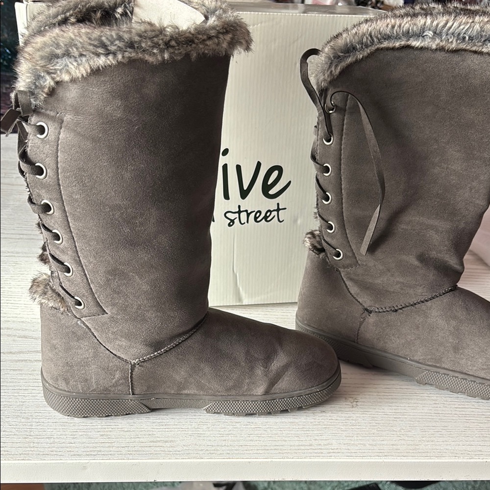 Gray Winter Boots with Furry Lining NWOT - Picture 2 of 10